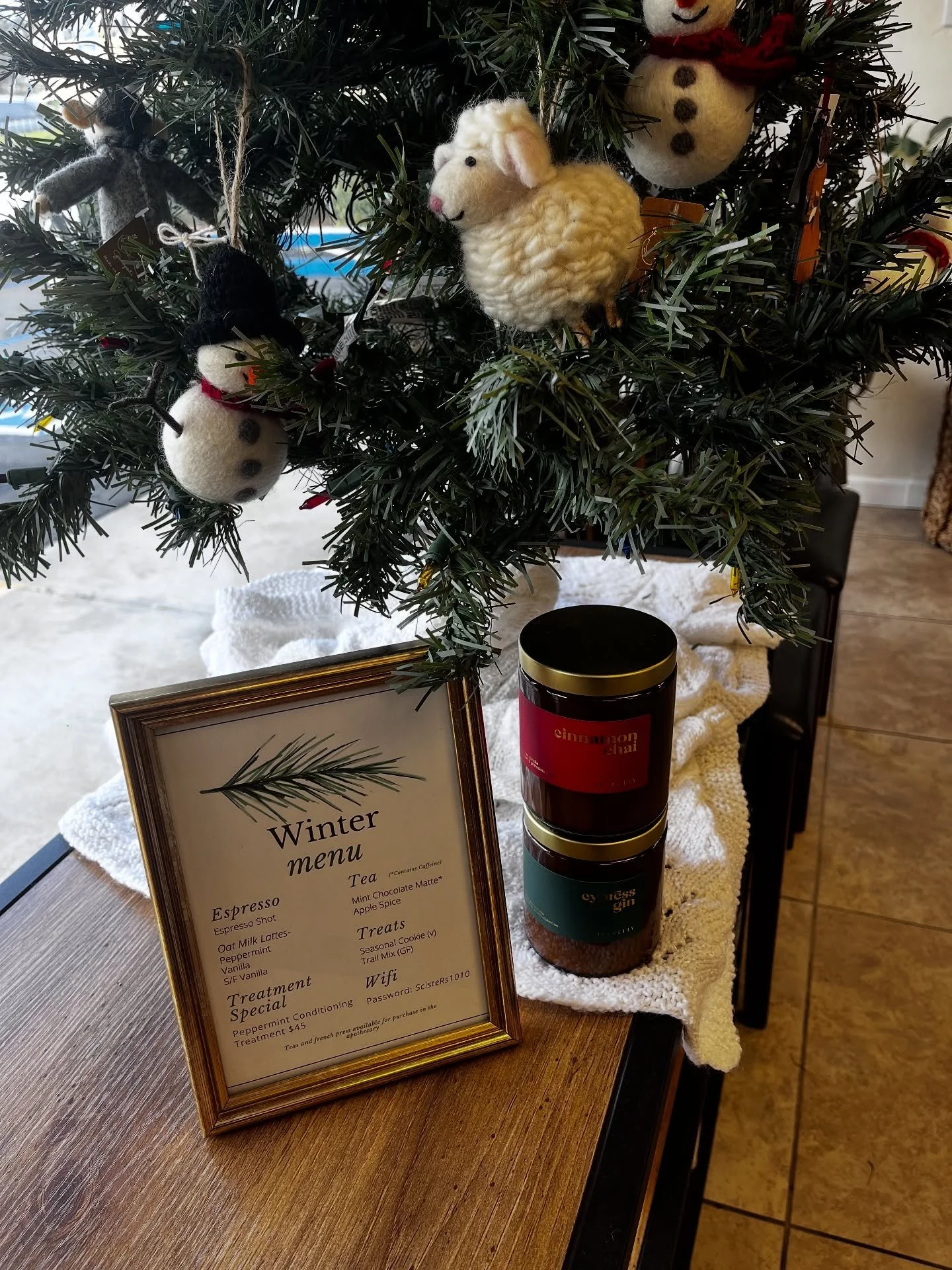 Our peppermint treatment and latte has arrived here at Scisters🎄 Take home a candle and at home treatment when you book our seasonal deep conditioning treatment special🕯️

#sandiego #sandiegohairsalon #lamesahairsalon #sandiegohair #lamesasmallbusi