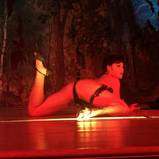 Is it hump day yet? ✨🍑✨Time to get your tickets to Mr. Twin Peaks At @joespub this Sat, June 15th! @minxarcana as #JosiePackard by @davidlawrencebyrd #takeabiteapeach #twinpeaks #mistertwinpeaks #joespub #fathersday #newyorkcity