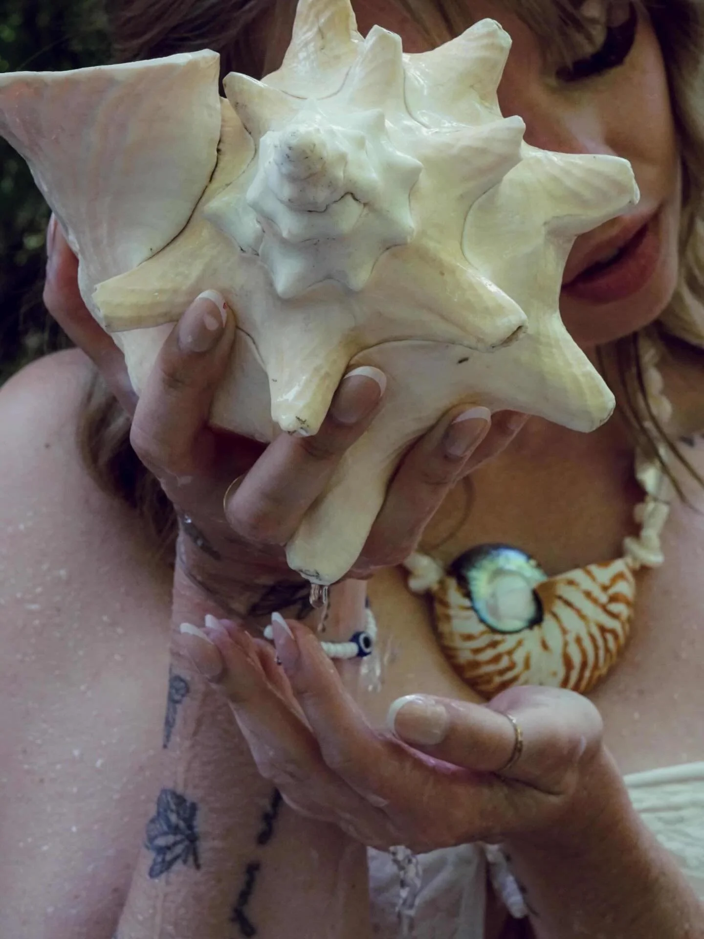 This is a story about a girl named Lucky 🐚