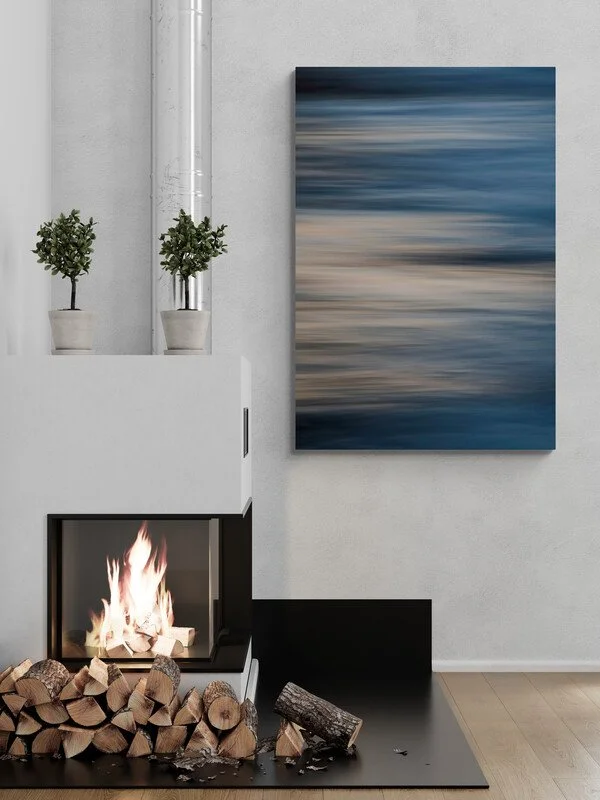Living_room_with_modern_fireplace.jpg