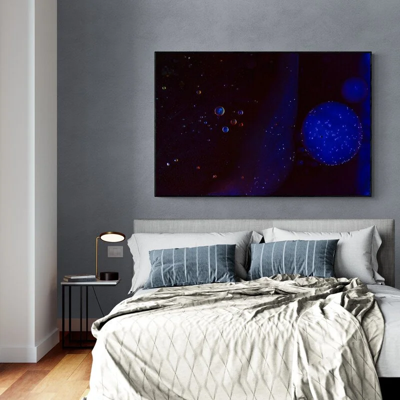 Modern_bedroom_with_side_table.jpg