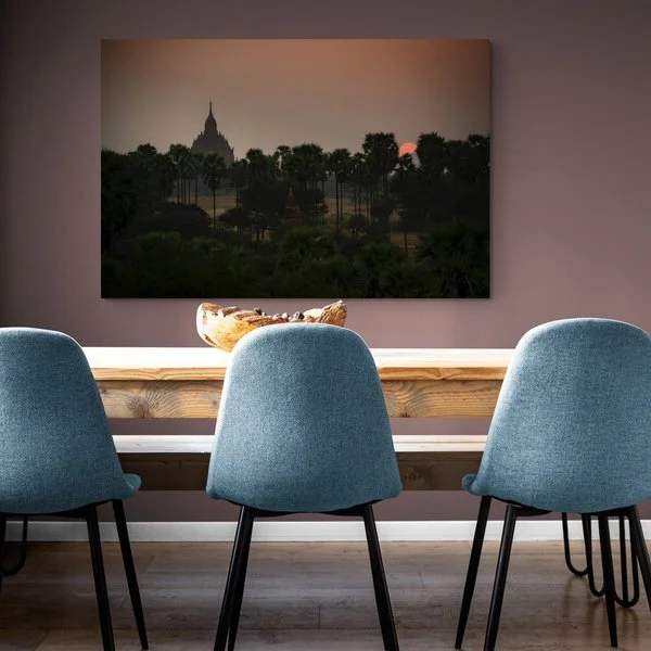 sqrDining_room_with_large_wooden_table.jpg