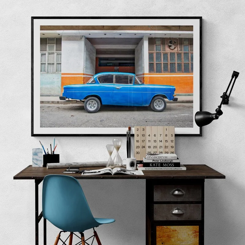 Study_desk_with_lamp.jpg