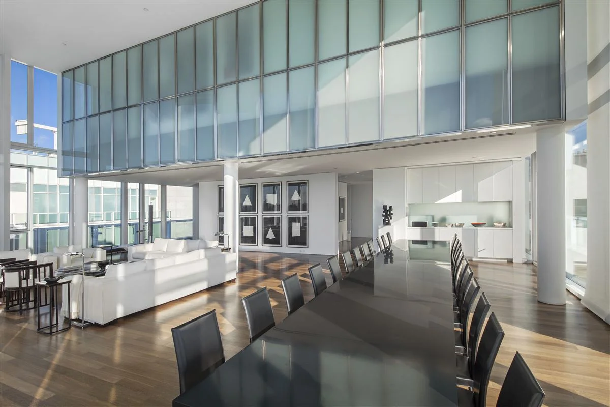 NEW YORK, NEW YORK | US $29,950,000 Soaring ceilings, remarkable views of the Hudson River and a captivating wraparound terrace are just a few of the highlights of this gorgeous penthouse. This 4-bedroom 4-bathroom masterpiece has an expansive, open floor plan that accentuates the effortless flow throughout the space. Styled with white en suite marble bathrooms and sleek floor to ceiling windows, the home has a simplistic aesthetic that focuses on impeccable interior design and the beautiful view overlooking the city. Luxury Portfolio ID: CLUT