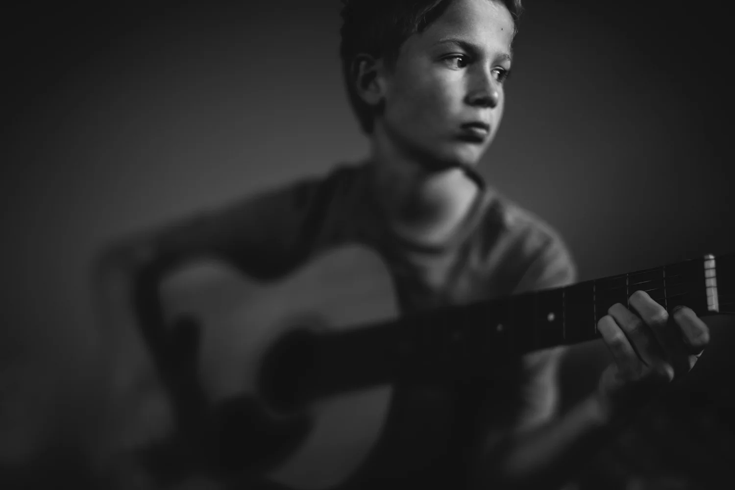 ArdelleNeubert_Black&White_Guitar_Freelensed.jpg
