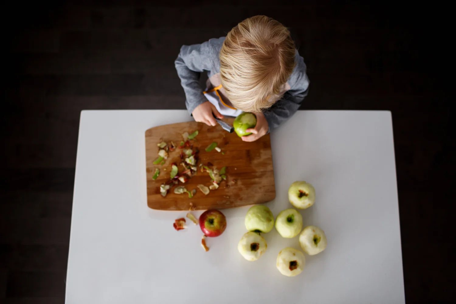 ArdelleNeubert_Kitchen_chef_Child_apples.jpg