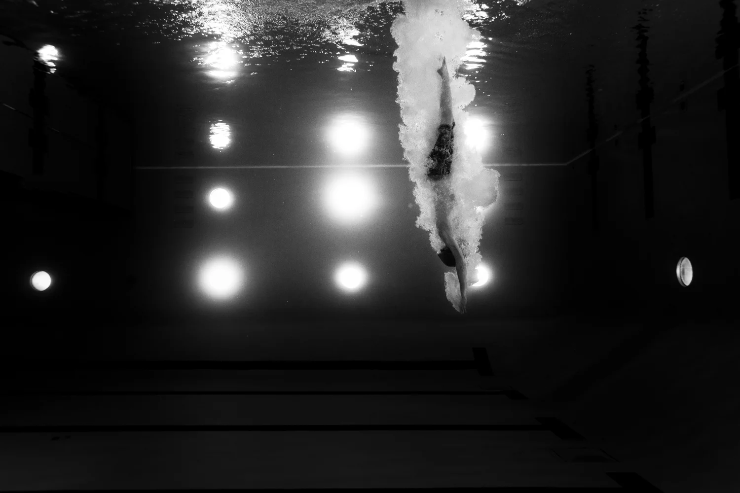 ArdelleNeubert_Diving_UnderwaterPhotography_Black&White_splash_pool_lights.jpg
