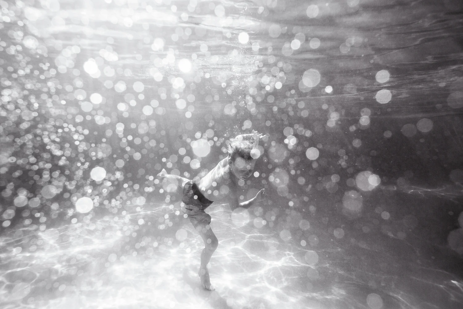 ArdelleNeubert_UnderwaterPhotography_Black&White_Bubbles_Pool.jpg