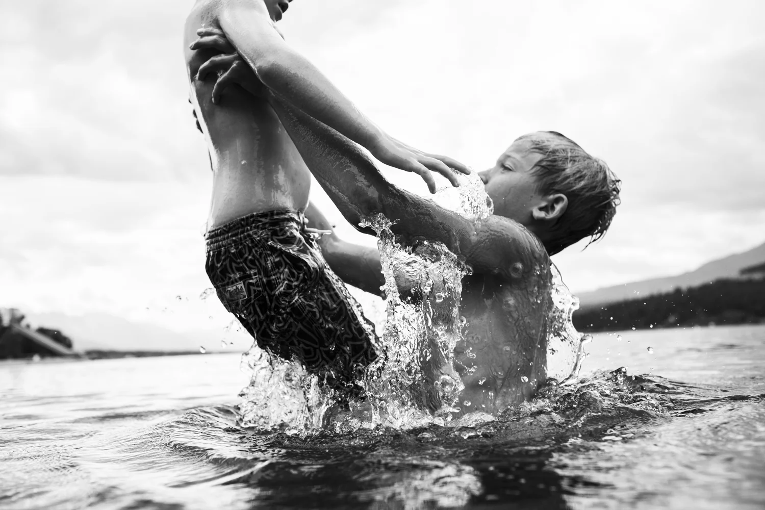 ArdelleNeubert_UnderwaterPhotography_Black&White_Lake_Splashing_Throwing_Brothers_Children_20150713.jpg