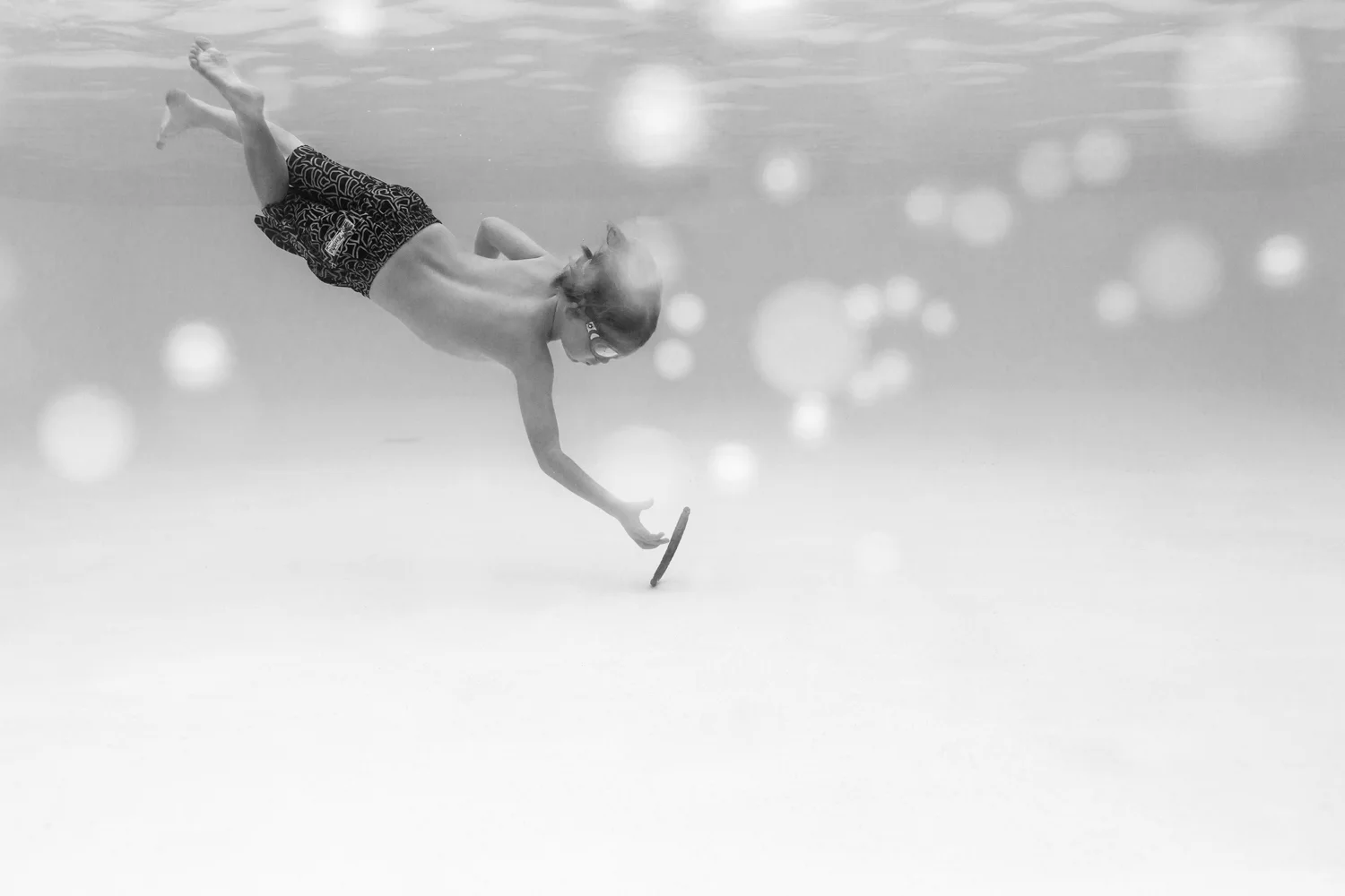 ArdelleNeubert_UnderwaterPhotography_Black&White_Pool_Summer_Bubbles_Boy_Child_Diving_Playing_20150620.jpg