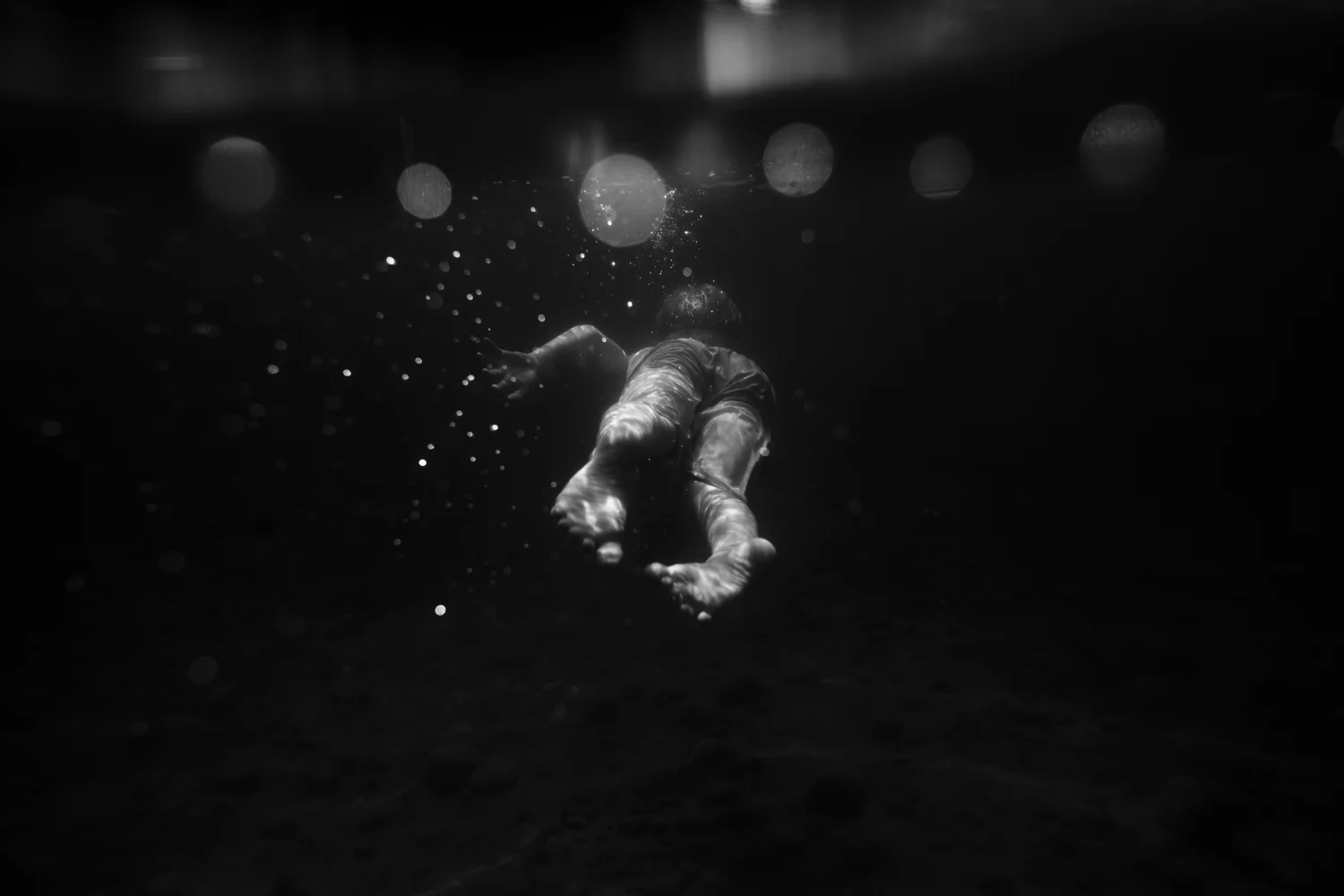 ArdelleNeubert_UnderwaterPhotography_Black&White_Swimming_Bubbles_Light_Feet.jpg