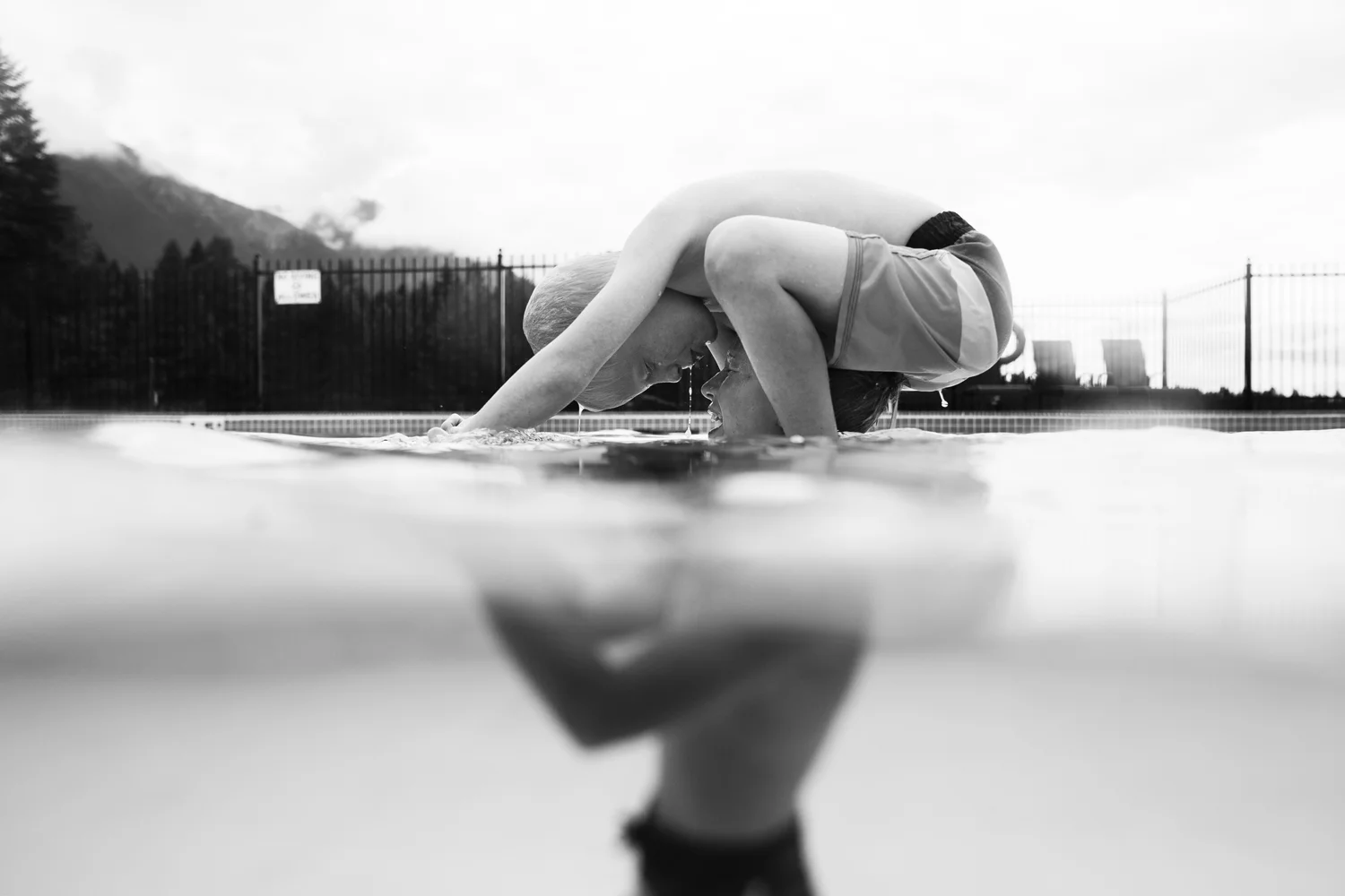 ArdelleNeubert_UnderwaterPhotography_Child_Siblings_Pool_Play_Summer_Black&White.jpg