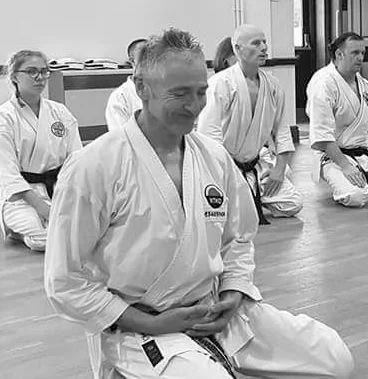 Simon B seiza BW.jpg