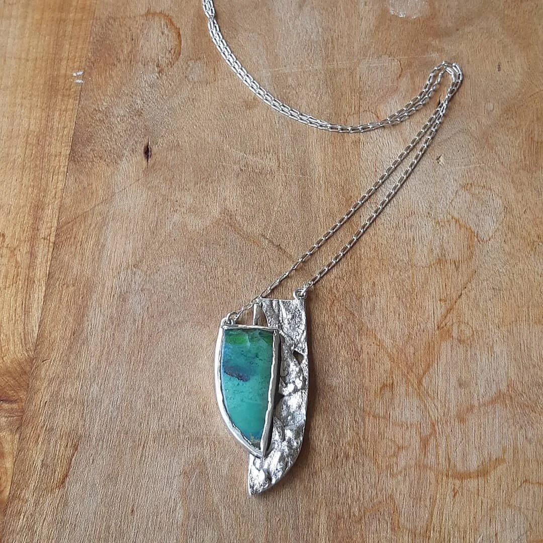 Deliciously rich texture and a pop of colour from this Indonesian opalized petrified wood. This necklace is at home with a boho look, a little black dress or jeans and a tshirt. Thanks @sayasukabone for having such unique and interesting stones!

#la