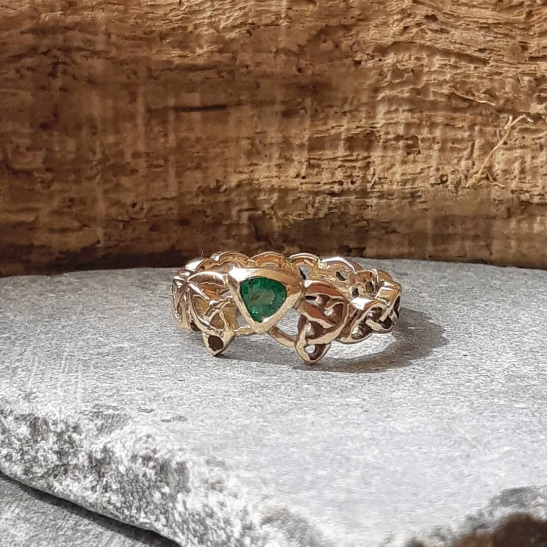 Congratulations to the lovely @liannavice and her charming fiance Alastair! She said yes! 

Alastair contacted me back in March to discuss this beautiful engagement / wedding ring. It was a big challenge to source material through the difficulties du