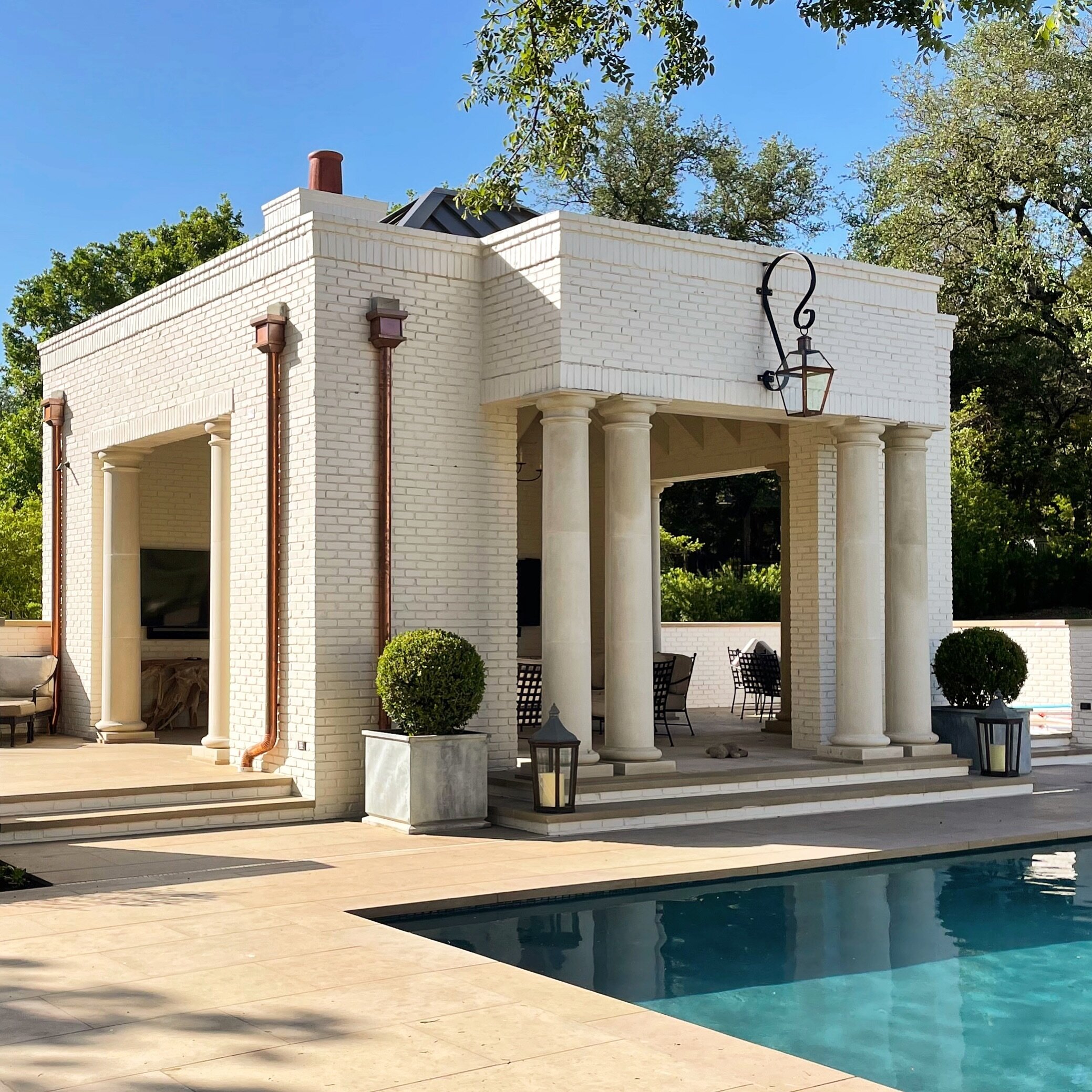 Who&rsquo;s ready for a margarita by the pool? 
Memory lane with @tsb_architecture&rsquo;s post yesterday &mdash; @davidbaker_tsb really knows how to design a pool house.  This one was part of a recent project in Austin and was perfection. 
Architect