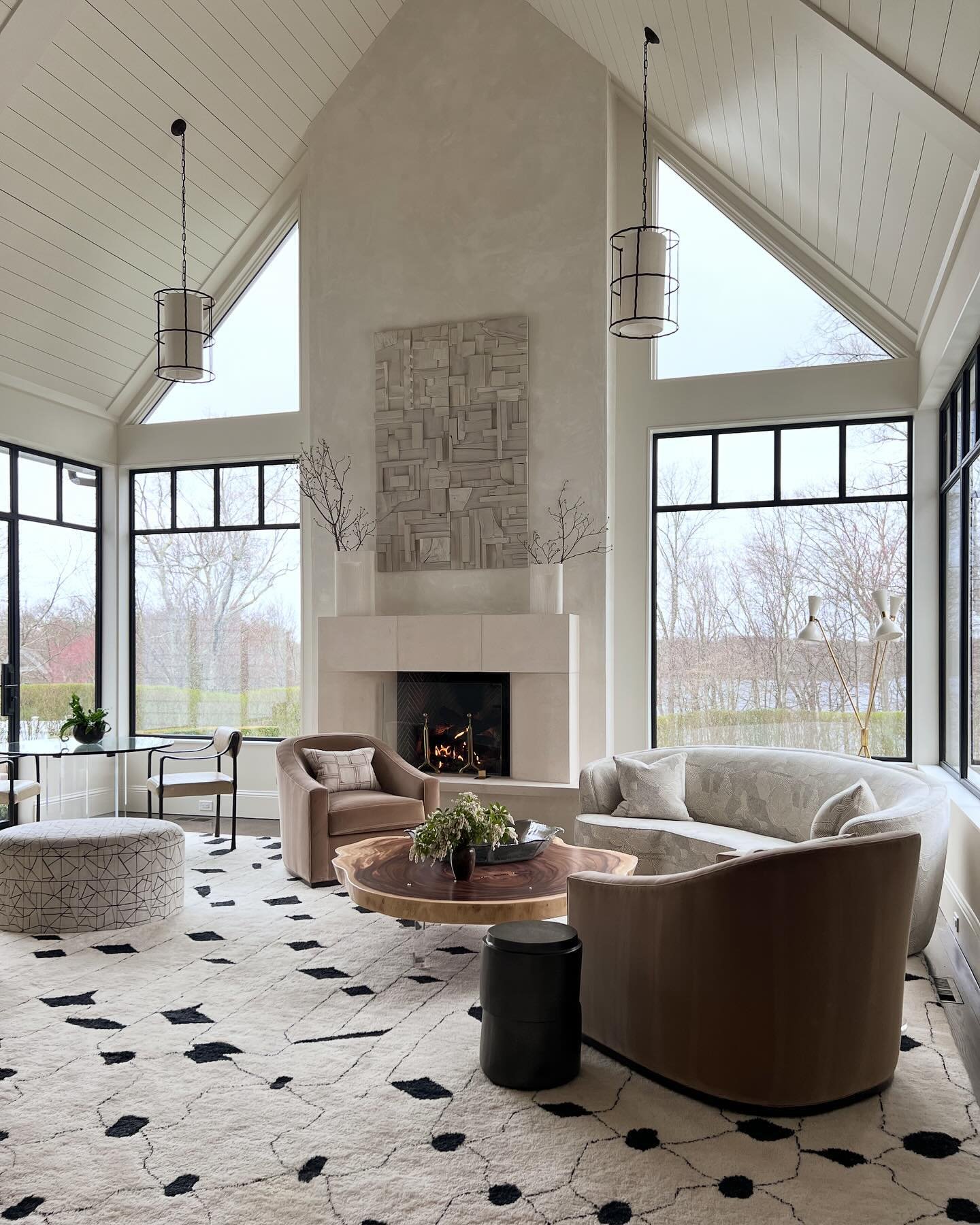BEFORE &amp; AFTER 🪄🎩✨
Totally unique, unexpected, mellow, modern.  Neutral palette, zen in winter with bare trees and snow, is about to come alive as trees begin to green up.
#hilderbrandinteriors #classicmodern #classicinterior #newcanaanct