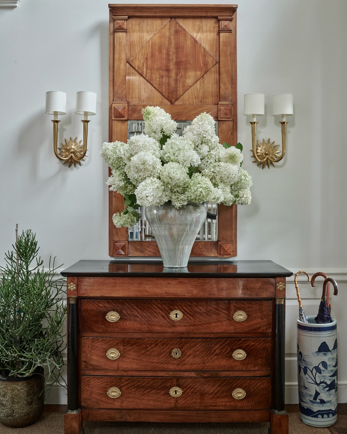 Entry hall in the same house in Greenwich&hellip; beautiful antiques set the tone. How many months until limelights are in bloom? So many&hellip;
📷 @janebeilesphoto 
#hilderbrandinteriors #classicinterior