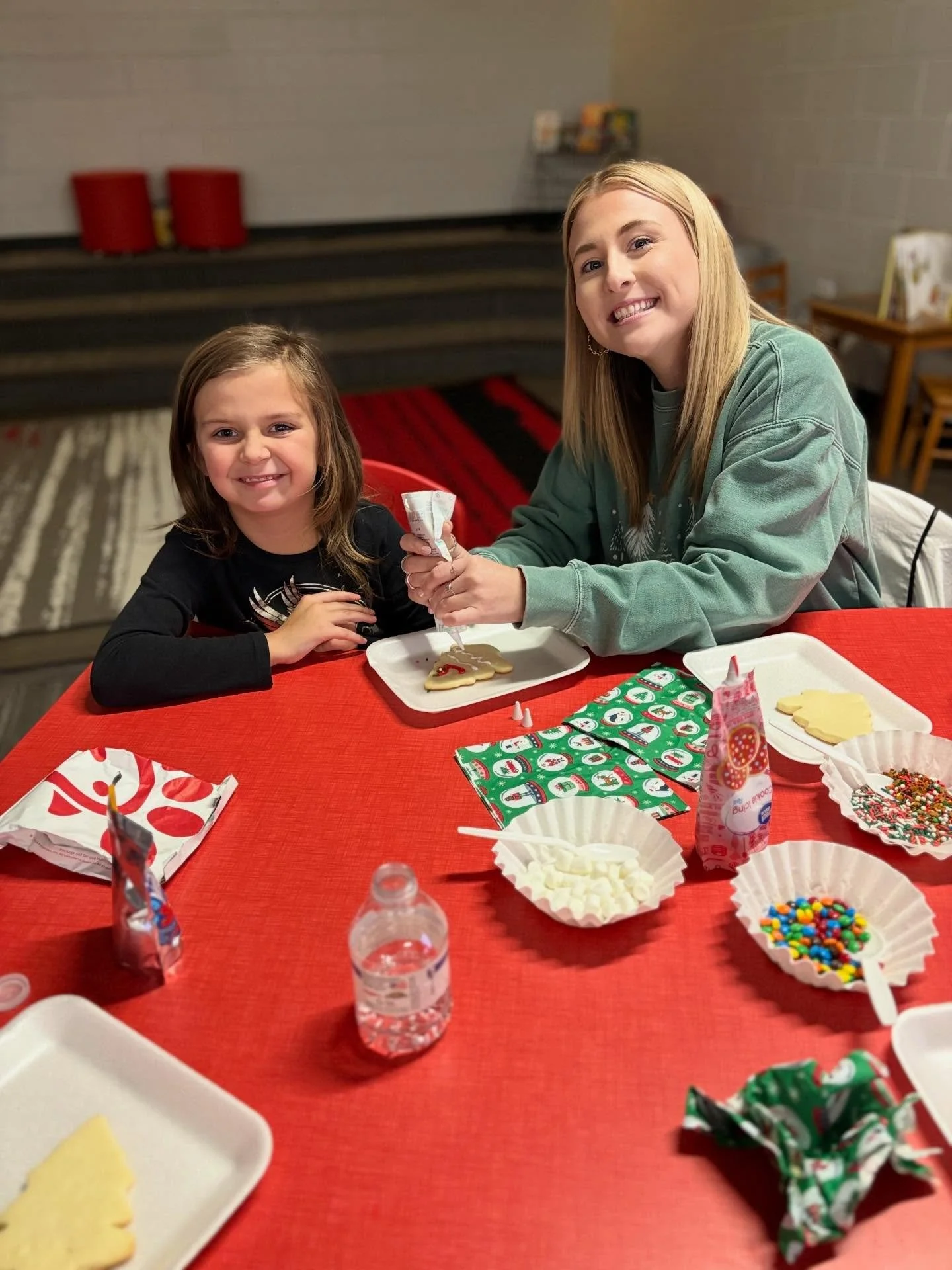 It&rsquo;s beginning to look a lot like COOKIE time!😍🌲✨Lots of smiles at WJES today - Chick-fil-A and sugar cookie fun with their mentors. #legacyyouthmentoring #holidayfun