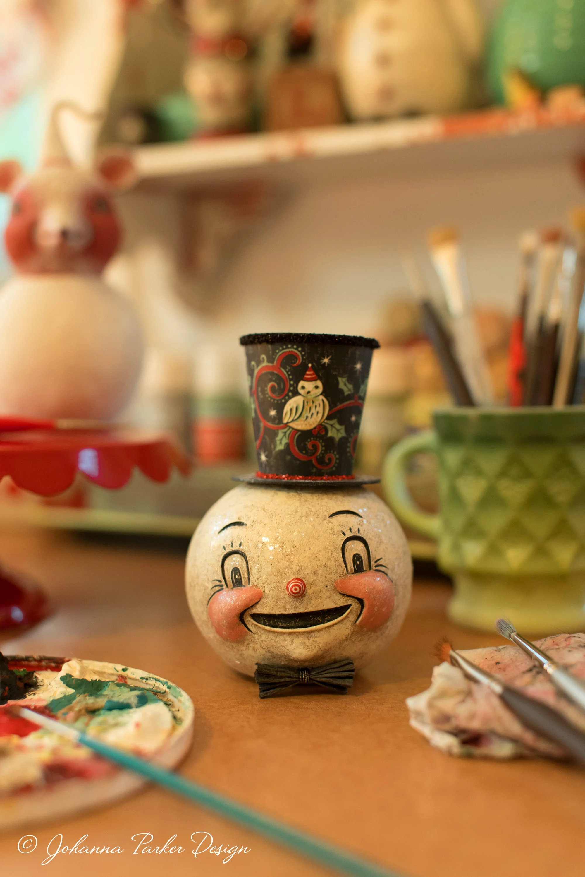 A jolly snowman head, donning an illustrated top hat, sports an enchanting smile.