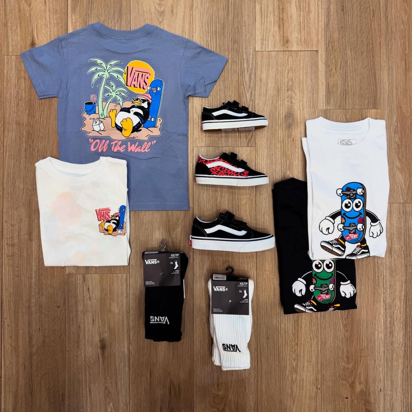 Die neue Vans Collection ist da 🔥
Coole Kids-Schuhe, l&auml;ssige Accessoires, bequeme Socken und s&uuml;&szlig;e Shirts &ndash; alles, was kleine Trendsetter brauchen.

Entdecke die Unisex Skate-Styles mit der ultra-bequemen PopCush-Insole f&uuml;r