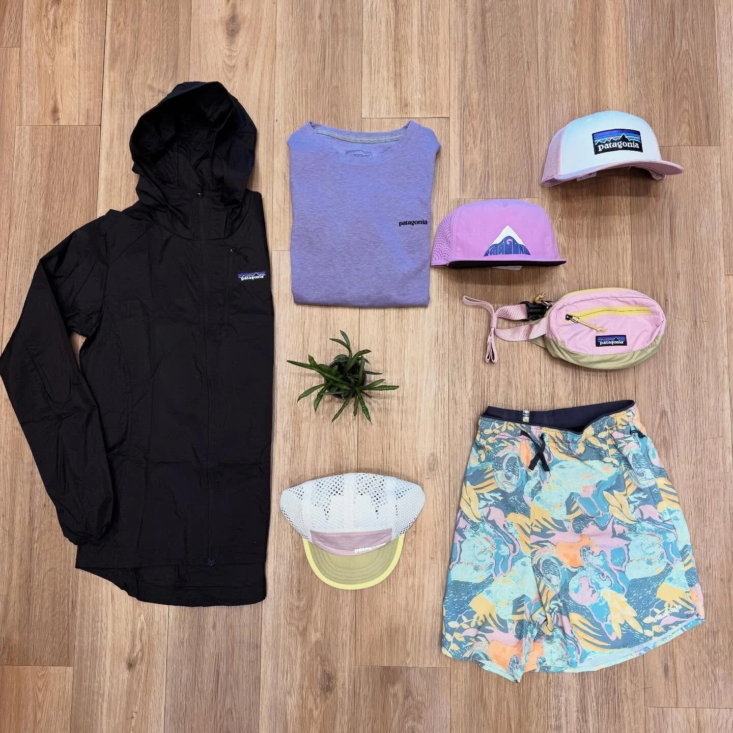 Die neue Spring/Summer Kollektion, Men&lsquo;s &amp; Womens, ist gelandet 🌊⛰️
Berg trifft Funktion, Surf trifft Lifestyle &ndash; genau so f&uuml;hlt sich dieser Sommer an.

Leichte Materialien, klare Schnitte und Pieces, die dich vom Gipfel direkt 