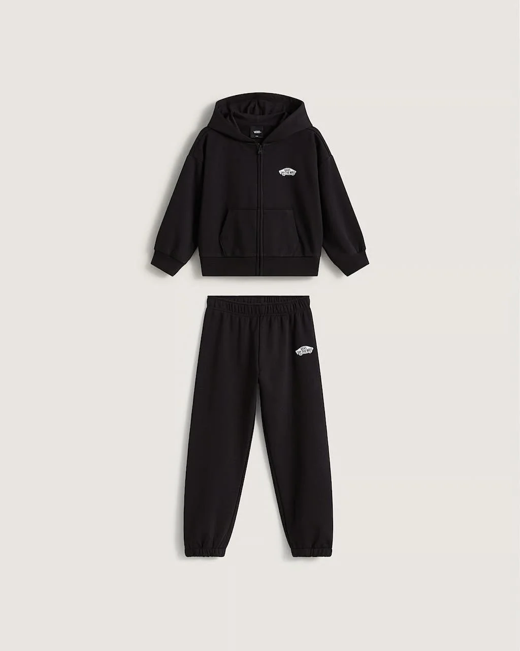 Vans New in! Super limitiert pr&auml;sentieren wir euch die coolen und super feinen Jogger Sets f&uuml;r Kids. 

Black gibt es in den Gr&ouml;&szlig;en 8, 10, 12 Jahre
Pink gibt es in den Gr&ouml;&szlig;en 5, 6, 7 Jahre

First come, first serve! 

Le