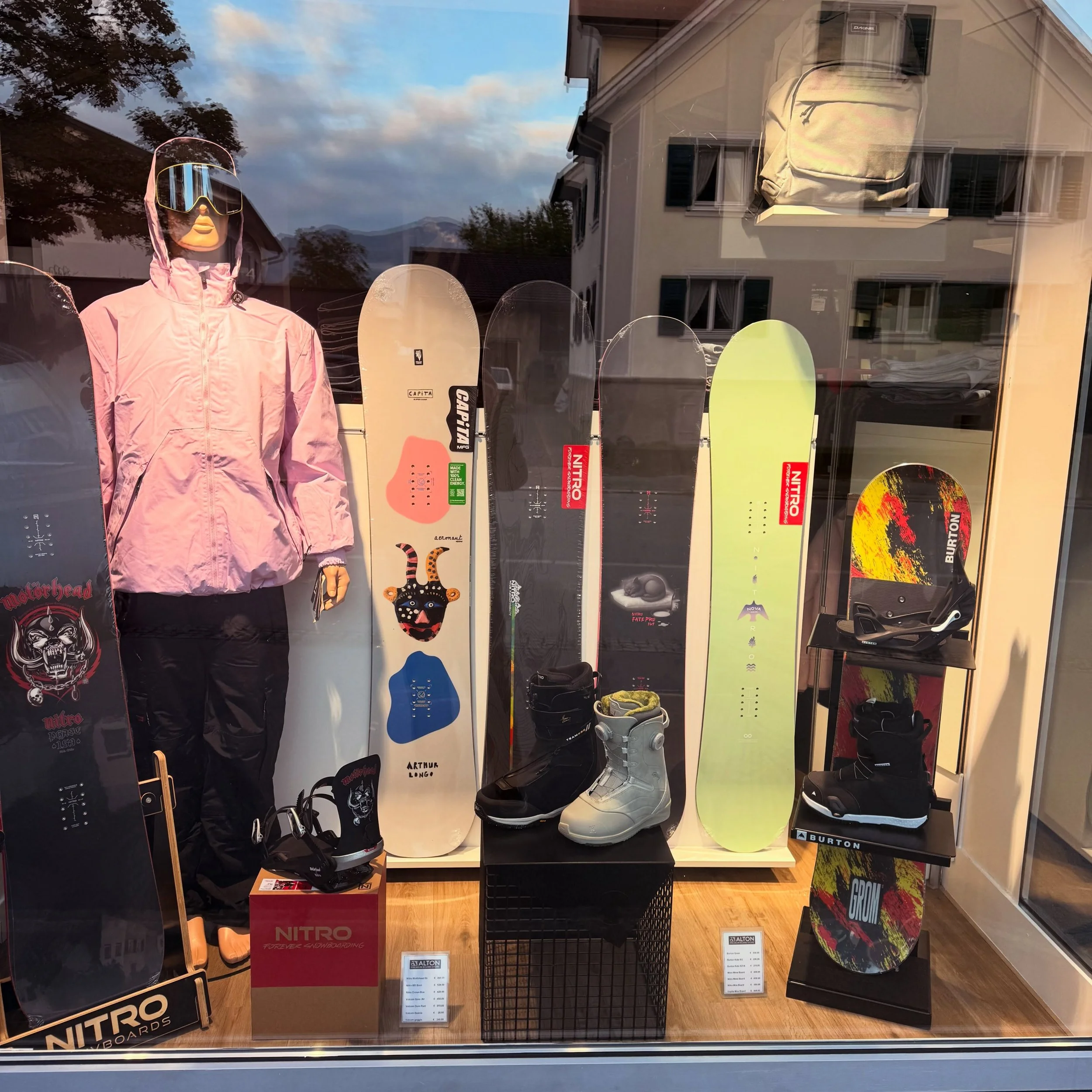new window &amp; new stuff! winter is coming closer. so better come around and watch out. we are ready! #happydays #winter26 #snowboarding #altonpremiumboardstore #feldkirch vorarlberg