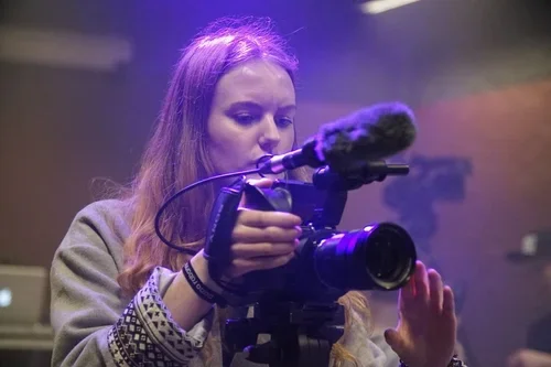 Kvinde lærer at lave film på kursus i dokumentar..webp