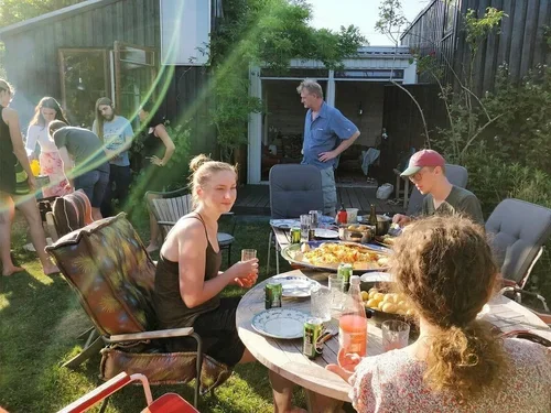 Sommerhygge i underviserens kolonihave - hygge på DOXWORLD.webp