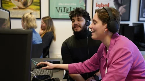 To elever redigerer dokumentarfilm på filmskolen DOX..webp