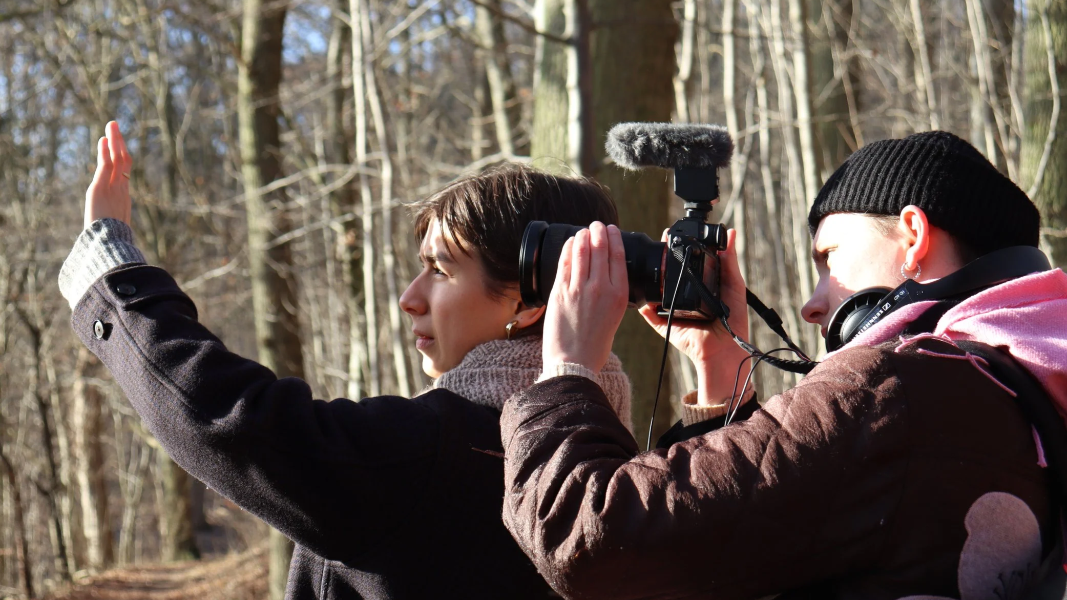 To kursister, som filmer en dokumentarfilm på et af filmkuserne på DOX:WORLD aarhus