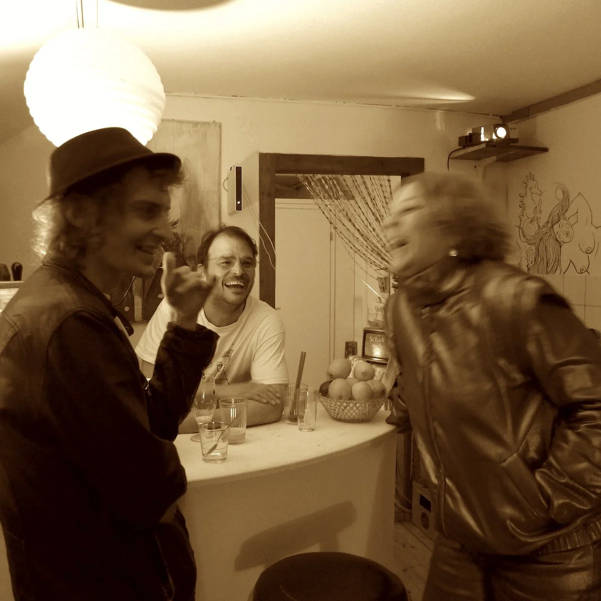 John Henry,  Chaosdirektor Marco Schneider und Nadja Zela an der Bar - Chaoszentrale Kunstraum und Treffpunkt Hinwil Echo Kollektiv Vitaltransformer