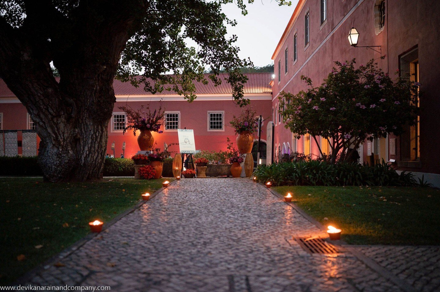 The first evening of this mad three-day wedding began with a coming together of everything Indian and Portuguese, their joint histories and cultural exchange became the perfect backdrop to this celebration.
The statement piece for the evening was the