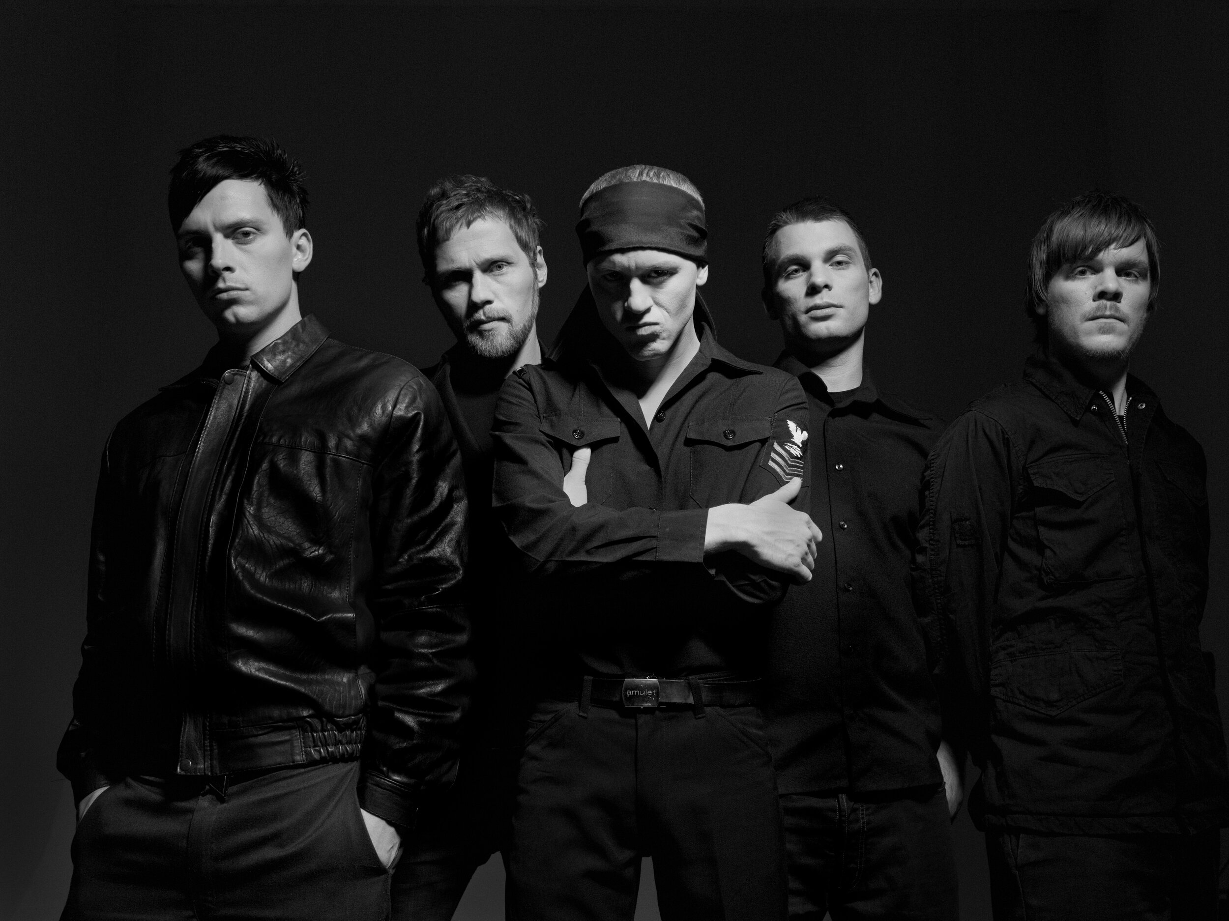 amulet_b-W_pressesingel_comp_små.jpg