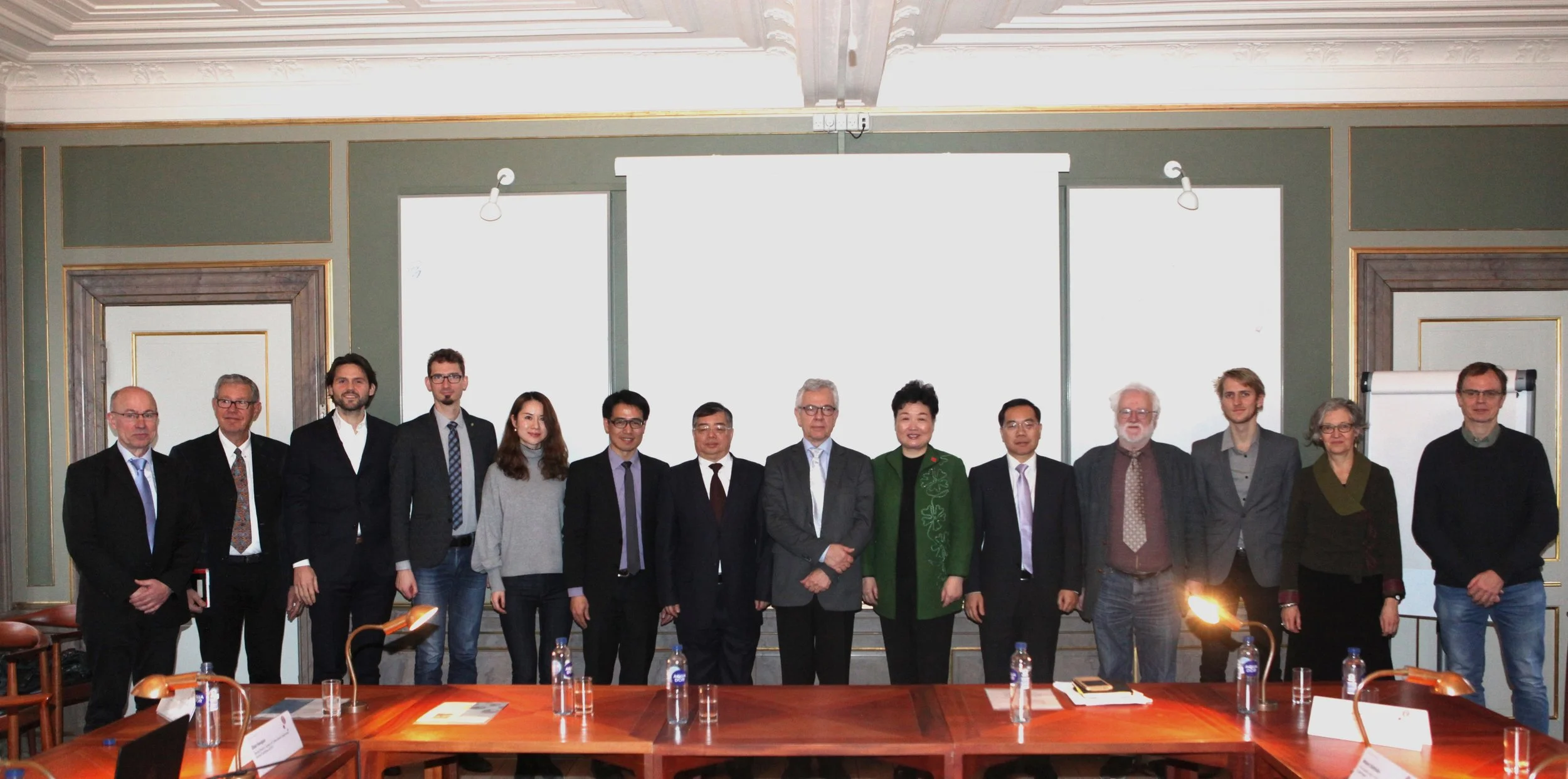 From the left: Uffe Jakobsen, Tage Bild, Mikkel Dehlholm, Lau Øfjord Blaxekjær, Jiang Yang, Liu Chunrong, Li Shulei, Geir Helgesen, Deng Ying, Li Wentang, Christoph Harbsmeier, Nikolaj K. Andersen, Cecilia Milwertz, and Peter Harmsen
