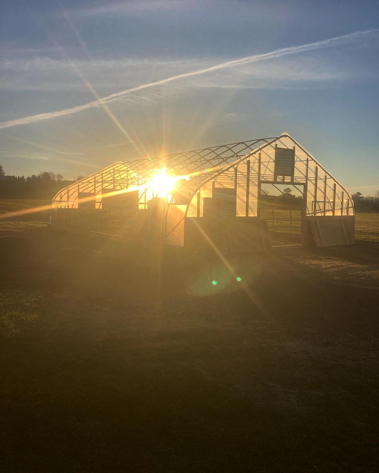 We are bouncing all over the place trying to wrap up the season! Today we took a big run at closing out three new houses @headoverfieldsvermont with this stellar sunrise poly of the new prop house!! 🌱☀️ One more day to get the doors on the other two