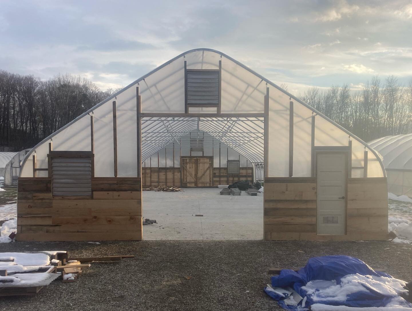 Now that&rsquo;s a way to wrap the season!! @shelburnefarms #inthenickoftime #vacationmode #earnedit #greenhouse #greenhouseconstruction #hightunnel #custom #vineripegh