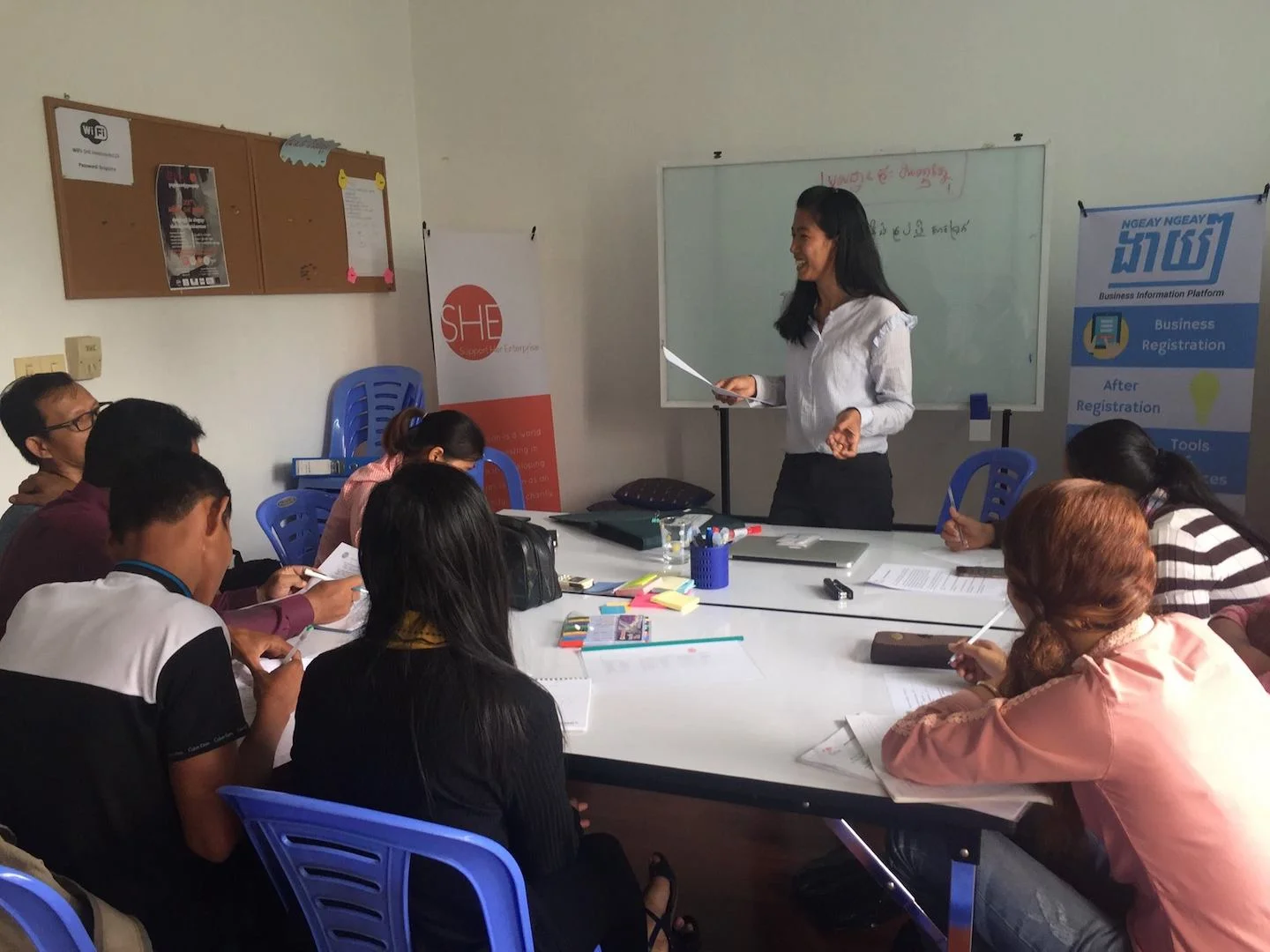 សកម្មភាពចូលរួមវគ្គបណ្តុះបណ្តាលអាជីវកម្មសម្រាប់អាជីវករដែលទទួលបានកម្ចីពីកម្មវិធី ស្រាវ