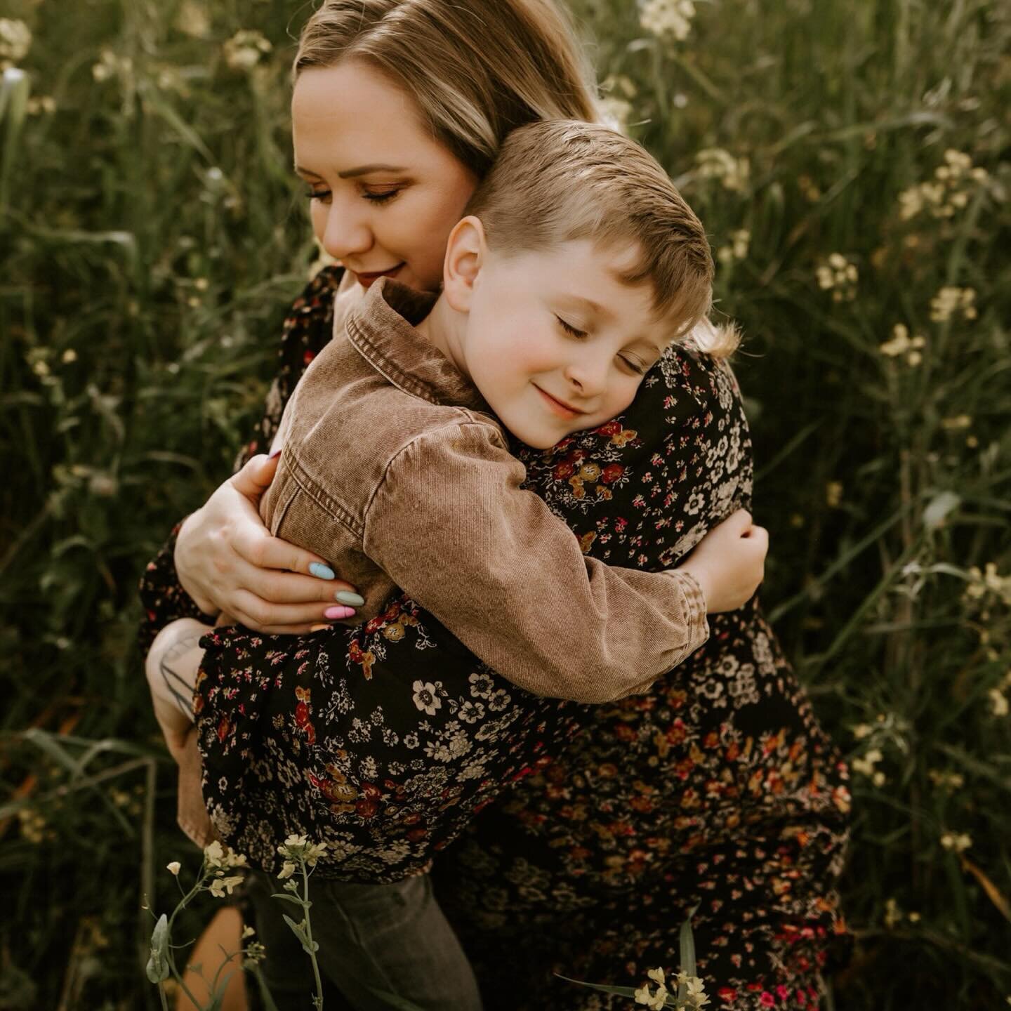 Sweet Asher. 🩷 
These motherhood sessions have been so fun to capture and such beautiful memories made. 🌼💗