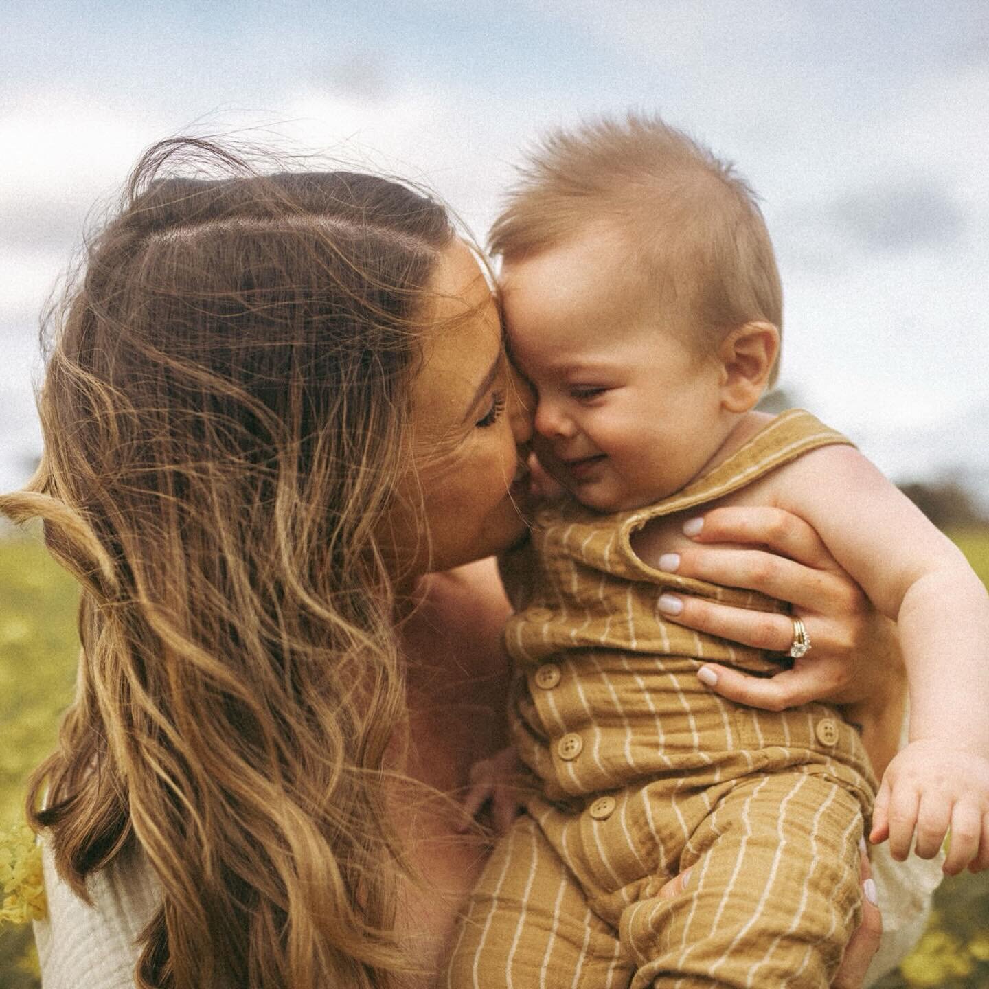 Such a sweet session with these two. 🌼💗🌼