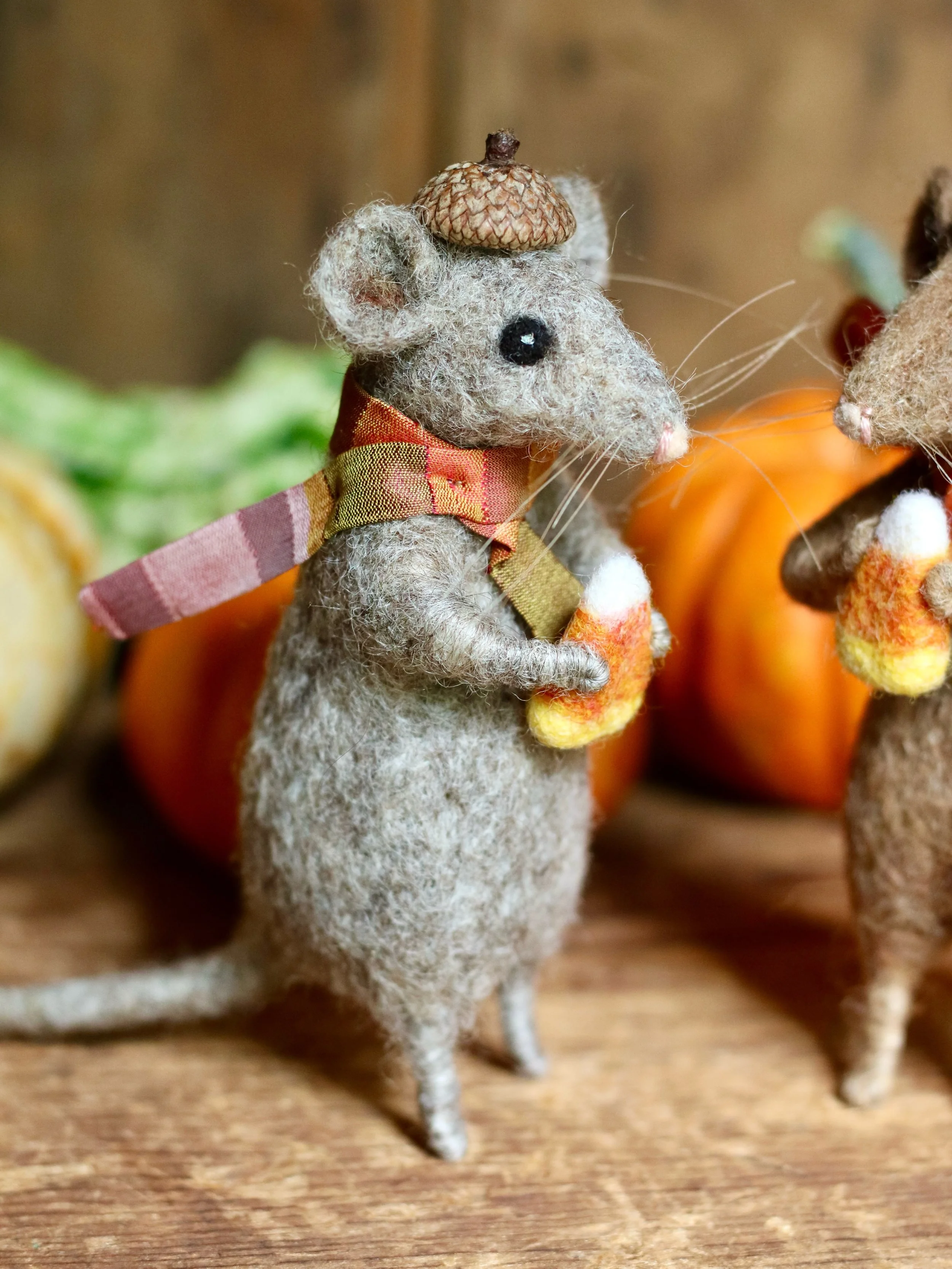 Just added another Autumn Mouse to my website. Now, there are two remaining available. This latest darling has a grey topcoat. 🍁🍂 🎃 
.
#handmade #interiors #falldecor #halloweendecor #candycorn