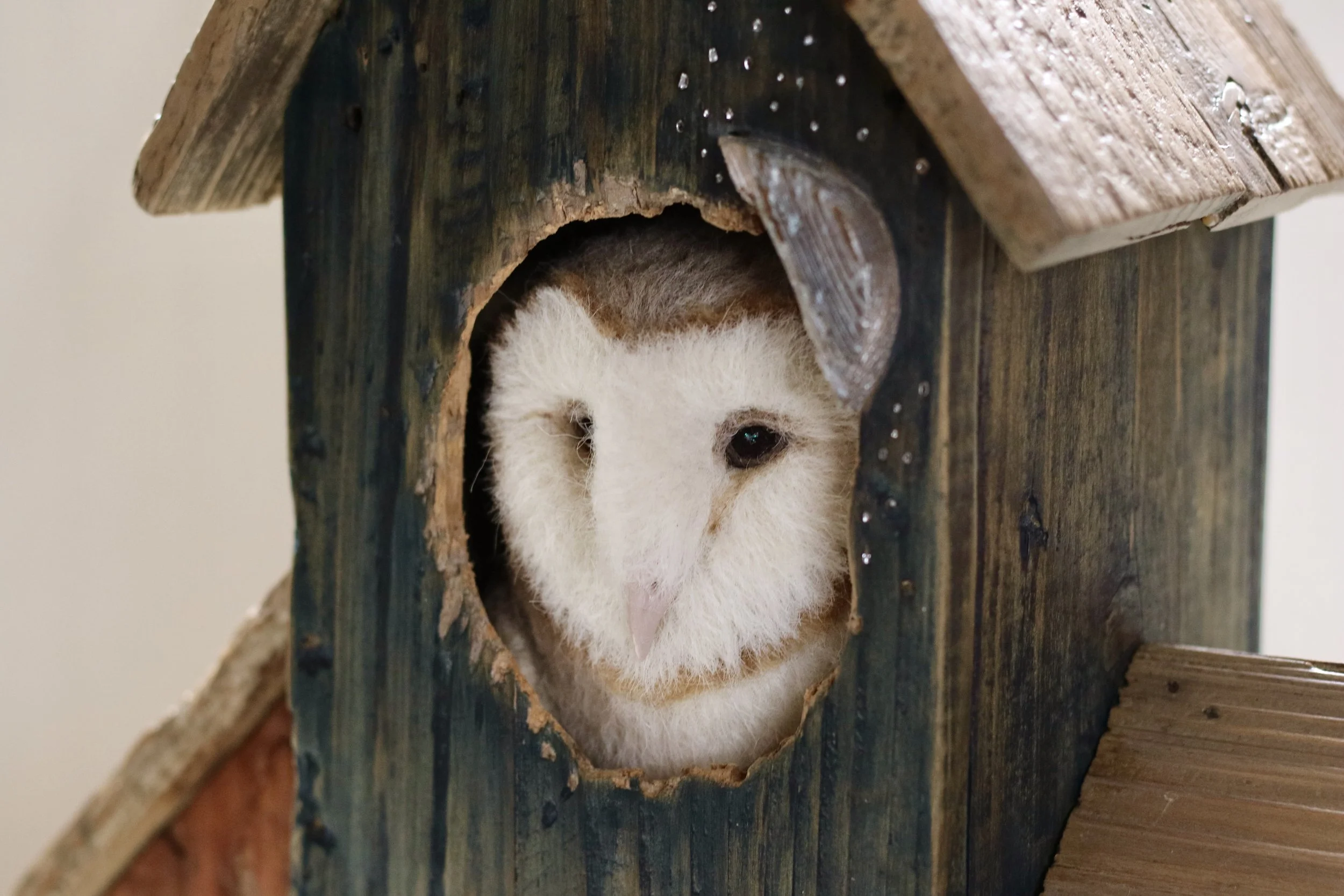 Barn owl birdhouse needlefelt