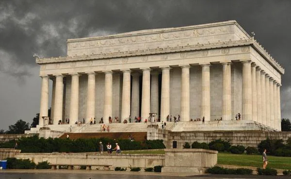 Storms approaching at the Lincoln Memorial. Thank goodness for taxis!