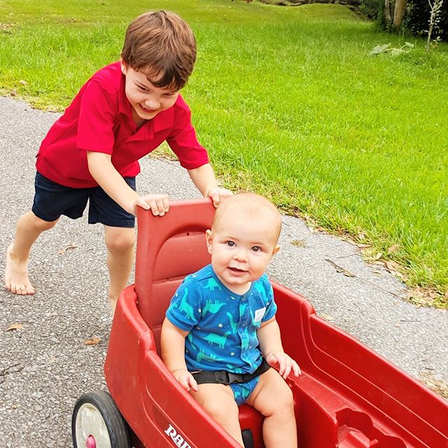 I think @becketvids likes it when I push him around in his wagon! Who's wants to ride next? ππβ₯οΈ @thetravelvlogfamily