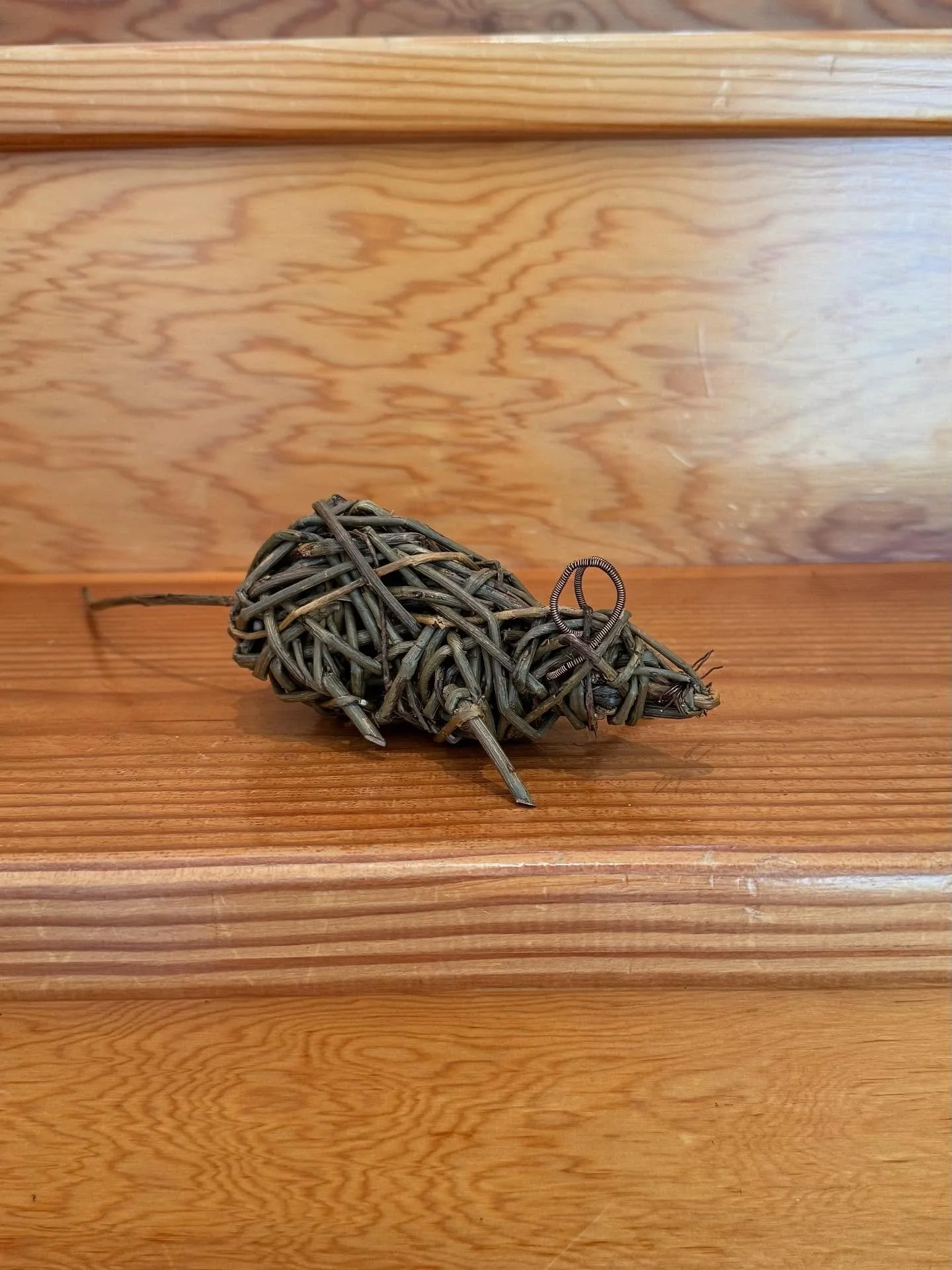 This little willow mouse with enamelled copper wire ears and whiskers is scurrying off to create a drama with a willow kestrel! Watch this space for the next episode&hellip;..
#willowsculpture #willowweaving  #handmade #mouse #natureart #naturecraft