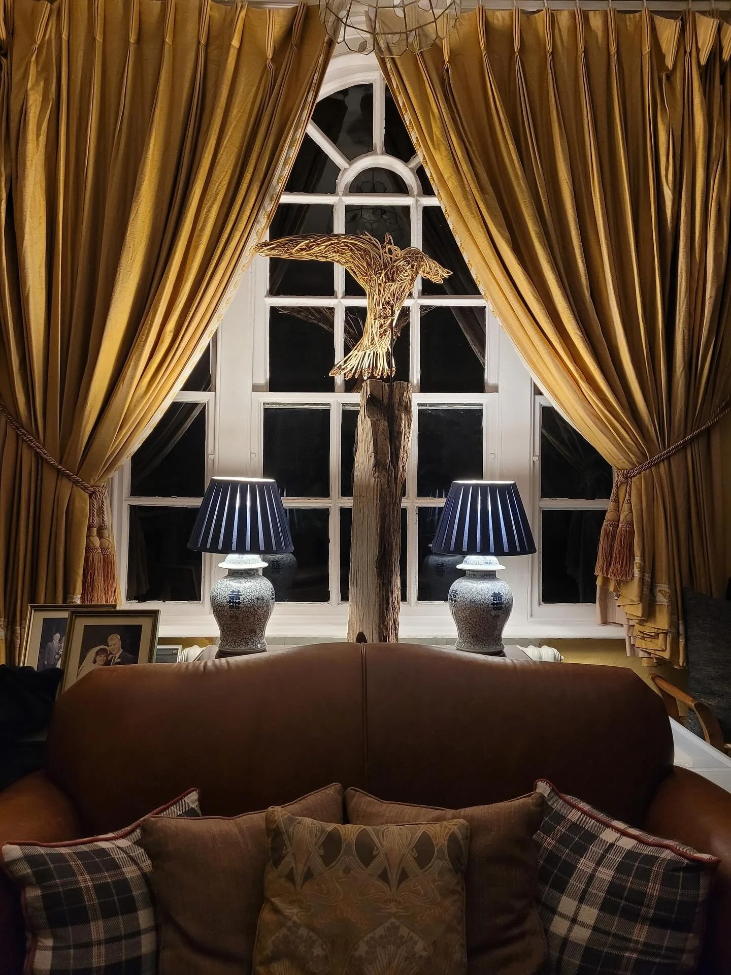 Willow sculpture is not just for gardens! With the addition of a little country mouse my hunting kestrel sculpture now features in this beautiful classic country house. Perfectly framed with artistry by my charming client.  A joy to see in its foreve