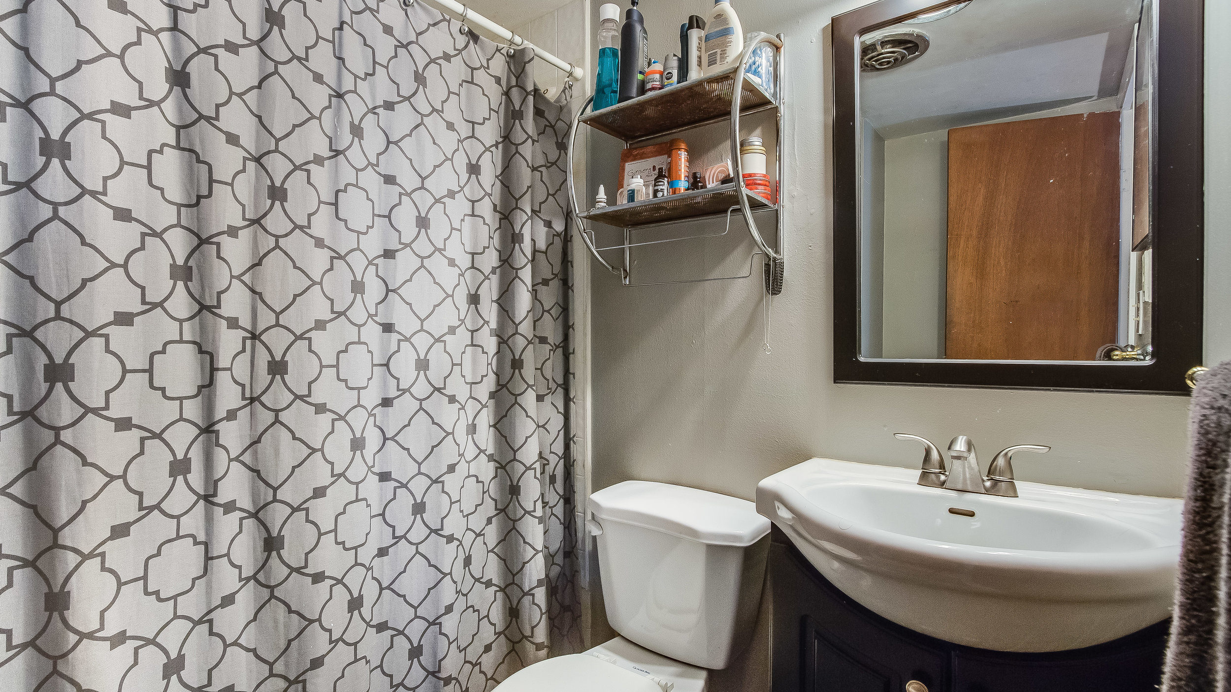 21 1570stpaul Apt 4 Bathroom (20).jpg