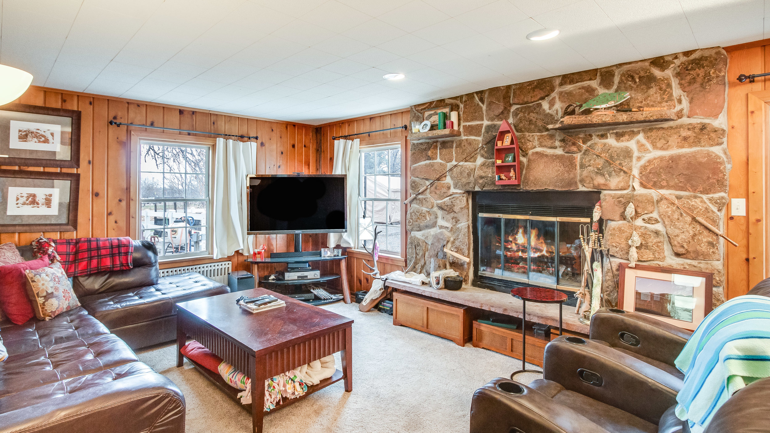 26 7328swindermere Family Room (19).jpg