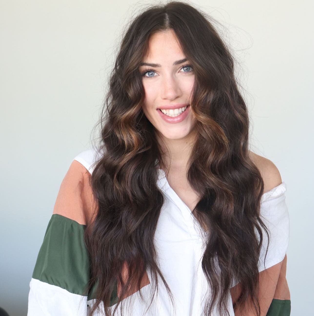 I said today that I have the best job in the whole world! ✨
.
And it&rsquo;s because of the SMILES that I get to see light up after each Transformation! ⚡️
.
2 Rows of 22&rdquo; Extensions is ALWAYS a good idea! 🤩
.
To have a Transformation of YOUR 